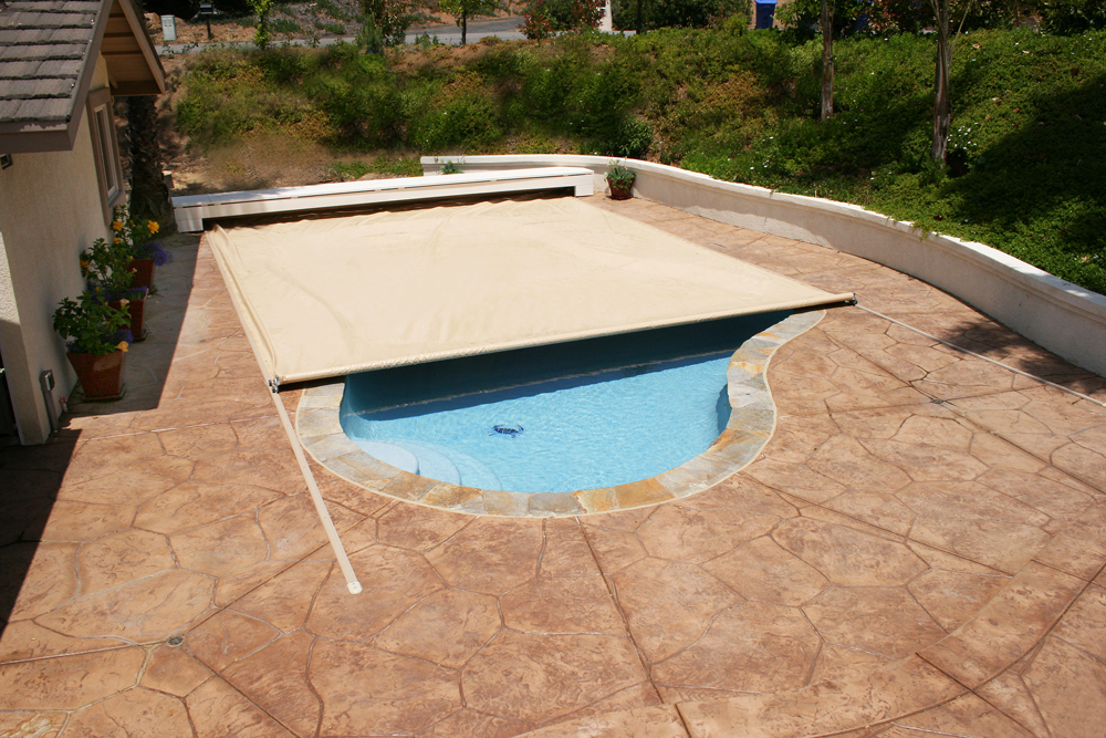 automatic pool cover opens but won