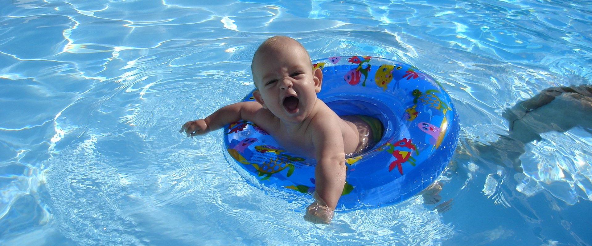Мальчик купается в бассейне. Дети в бассейне. Дети плавают в бассейне. Дети на море. Дети купаются в бассейне.